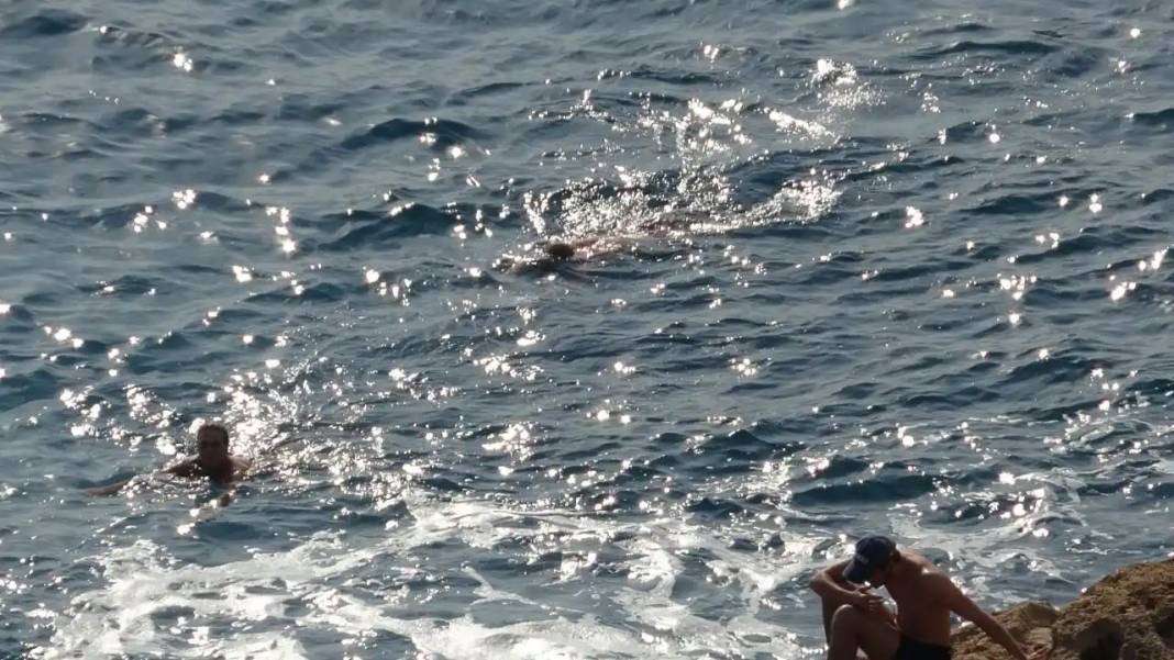 Antalya’da Kasım Sürprizi: 27 Derecede Sahiller Dolup Taştı! 4